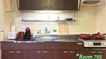 Fridge, microwave, stovetop, cookware/dishes/utensils