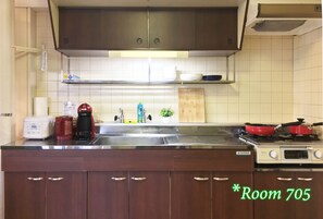 冷蔵庫、電子レンジ、コンロ、調理器具と食器