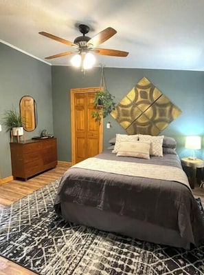 2 bedrooms, travel cot, free WiFi, bed sheets - Some Place Beneath the Moon- Black Hawk (Black Hawk)