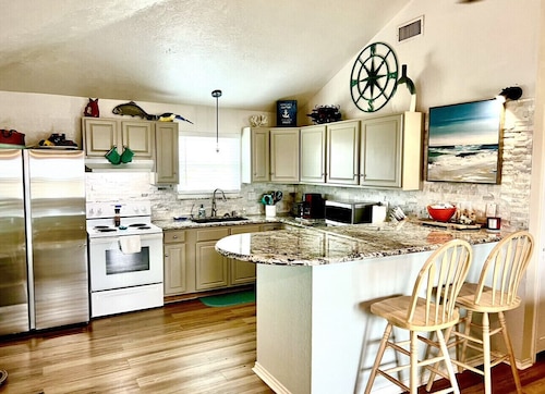 Surfside Beach Home  6 beds. Sleeps  8 to 10