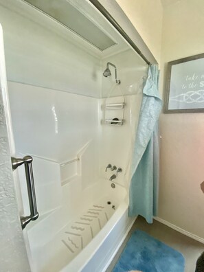 Ensemble baignoire-douche, séchoir à cheveux, serviettes fournies, savon