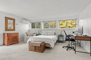 Desk, iron/ironing board, WiFi, bed sheets