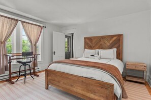 Desk, iron/ironing board, WiFi, bed sheets