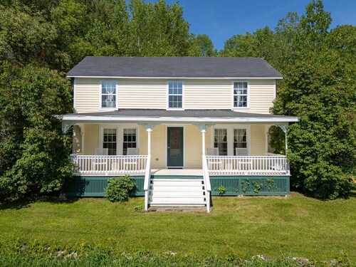 Renovated Country Farmhouse – Private, Pet-Friendly & Family Ready