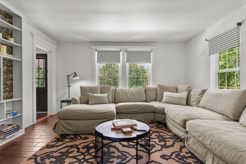 Renovated Country Farmhouse – Private, Pet-Friendly & Family Ready