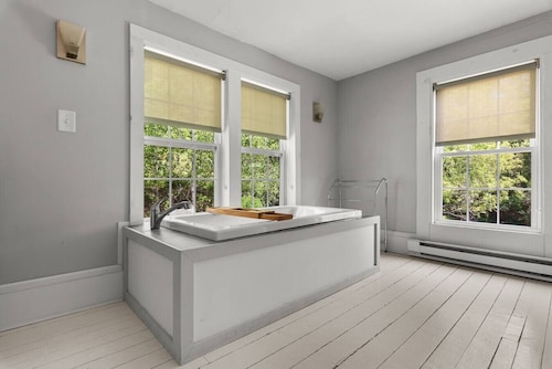 Renovated Country Farmhouse – Private, Pet-Friendly & Family Ready