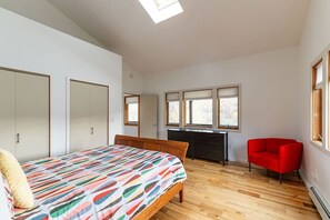 Desk, WiFi, bed sheets