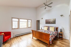 Escritorio, wifi y ropa de cama