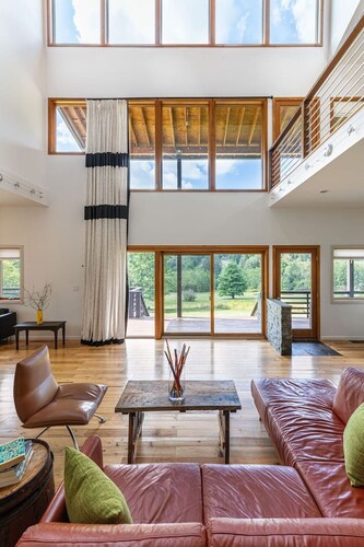 Spacious Modern Retreat | Sleek Style with Stunning View