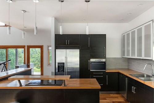 Spacious Modern Retreat | Sleek Style with Stunning View