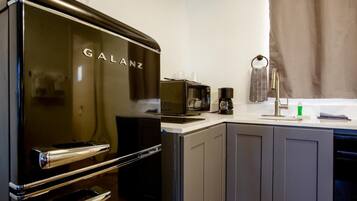 Frigorífico, microondas, placa de cocina y lavavajillas