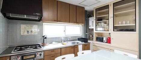Fridge, microwave, stovetop, cookware/dishes/utensils