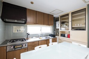 Kühlschrank, Mikrowelle, Herdplatte, Kochgeschirr/Geschirr/Besteck