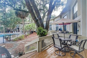 Outdoor dining - Front row across from beach with pool - prime Forest Beach drive location! (Hilton Head Island)