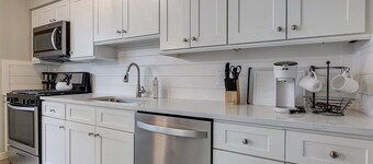 Beautiful and Comfortable 2 Bedroom Home 10 minutes from Beach