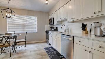 Jääkaappi, mikroaaltouuni, uuni, liesi