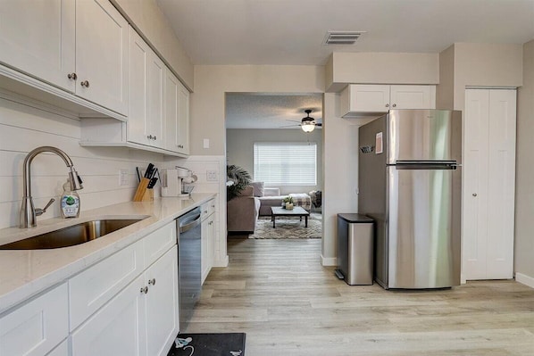 Kjøleskap, mikrobølgeovn, ovn og kokeplater