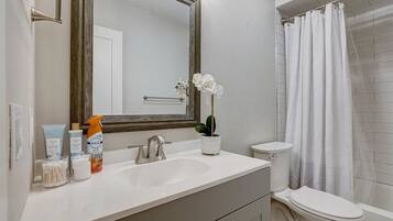 Suihkun ja ammeen yhdistelmä, hiustenkuivaaja, pyyhkeet, saippua