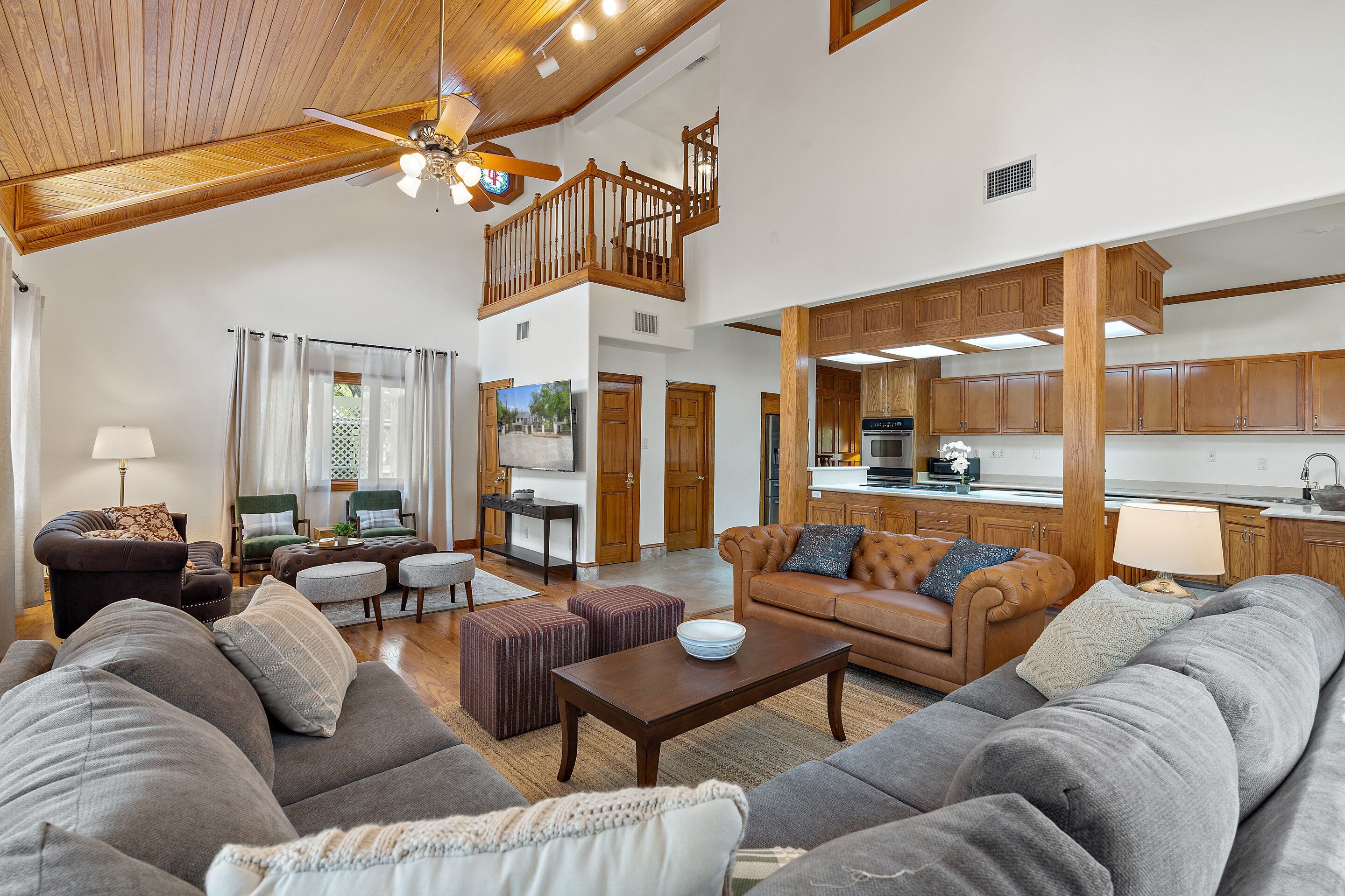 TV connectée, baby-foot, livres