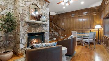 TV connectée, baby-foot, livres