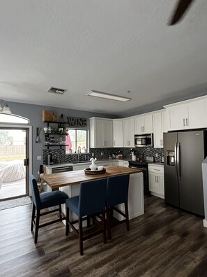 Frigorifero, microonde, forno, piano cottura