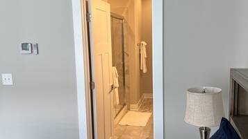 3 bedrooms, desk, WiFi, bed sheets