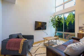 Smart TV - Modern and Airy home near UW & Seattle Children’s (Seattle)