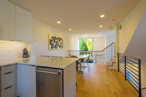 Interior - Modern and Airy home near UW & Seattle Children’s (Seattle)