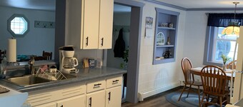 Lakefront cottage w/ convenient access to restaurants, atv and snowmobile trails