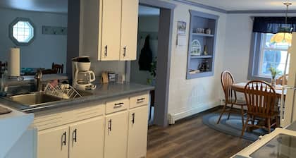 Lakefront cottage w/ convenient access to restaurants, atv and snowmobile trails