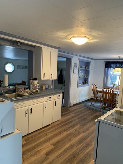 Lakefront cottage w/ convenient access to restaurants, atv and snowmobile trails