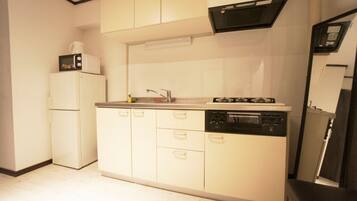 Fridge, microwave, stovetop, cookware/dishes/utensils