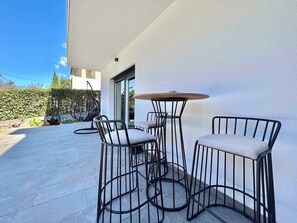 Outdoor dining - Holiday apartment with terrace, 50m from the sea (Dramalj)