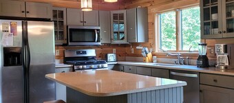 Authentic Log Cabin Getaway w/Private Hot Tub