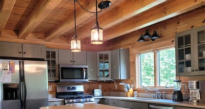 Authentic Log Cabin Getaway w/Private Hot Tub