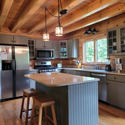 Authentic Log Cabin Getaway w/Private Hot Tub