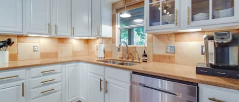 Fridge, microwave, stovetop, dishwasher