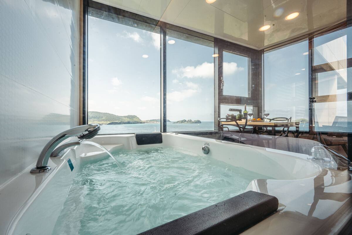 Private spa tub