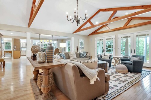 Hot Tub, Great Living Space - Fairbanks Haven