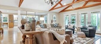 Hot Tub, Great Living Space - Fairbanks Haven