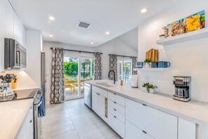 冰箱、微波炉、烤箱、炉灶