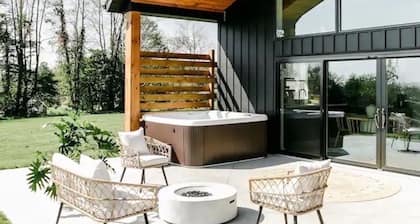Sky Ridge Lodging- The Luna/ Brand New Cabin/ Amish Country