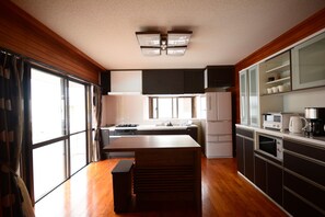 冷蔵庫、電子レンジ、コンロ、調理器具と食器