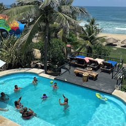 Kolam renang terbuka, kerusi lepak pantai