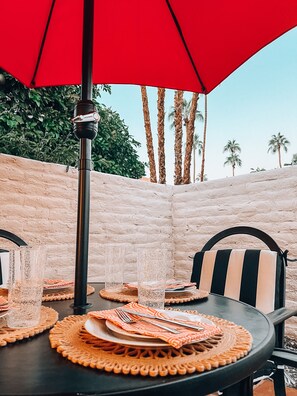 Outdoor dining - Stylish, Remodeled Condo - Pool, Tennis, Golf - (Palm Springs)