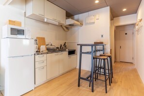 Fridge, microwave, stovetop, cookware/dishes/utensils