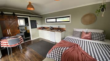 1 bedroom, desk, bed sheets