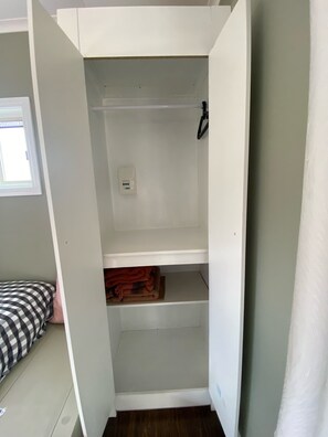 1 bedroom, desk, bed sheets