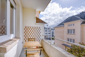 Outdoor dining - Sleek Limpertsberg 2BR w/ Balcony, nr Bus Station, by Blueground (Luxembourg)