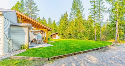 Charming riverfront house near Glacier with firepit, grill & mountain view